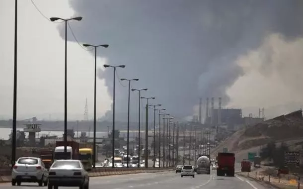 Fumaça é vista no porto de Shahid Rajaee em Bandar Abbas, Irã, em 26 de abril de 2025