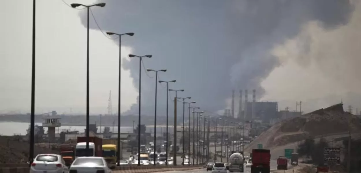 Fumaça é vista no porto de Shahid Rajaee em Bandar Abbas, Irã, em 26 de abril de 2025