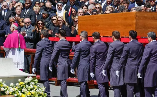 "Cumprimos nosso dever como cristãos, religiosos e políticos", diz Lula, após o funeral do Papa