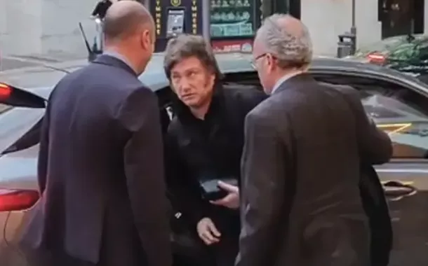 Milei chega atrasado para despedida do Papa Francisco