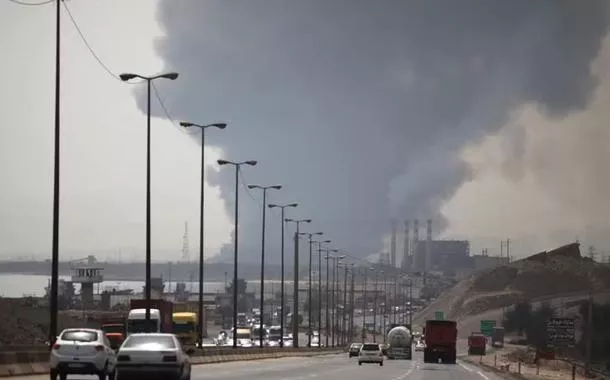 Tragédia: explosão massiva em porto do Irã deixa 14 mortos e centenas de pessoas feridas (vídeo)