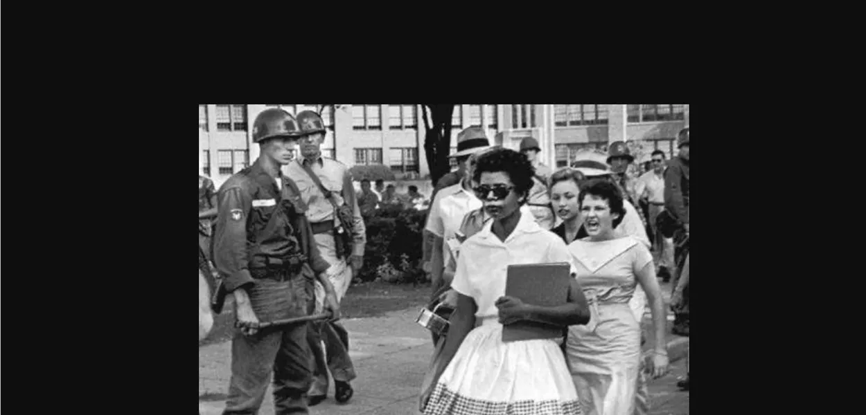 Mulheres supremacistas agredindo verbalmente a única jovem, entre os estudantes recém integrados, Elizabeth Eckford, na Central High School, de Little Rock