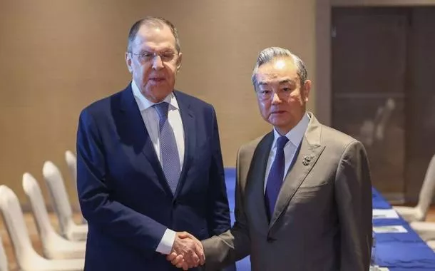 Confiança mútua entre China e Rússia permanece inalterada, diz chanceler chinês