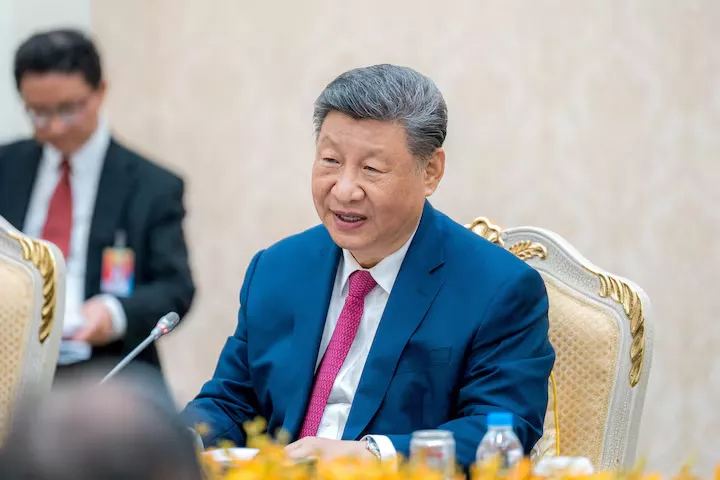 O presidente chinês Xi Jinping se encontra com o primeiro-ministro cambojano Hun Manet (não mostrado na foto) no Palácio da Paz em Phnom Penh, Camboja, em 17 de abril de 2025