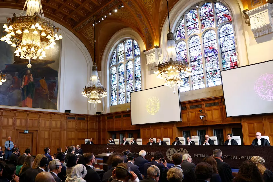 Juízes comparecem a uma audiência na Corte Internacional de Justiça (CIJ) sobre o caso em andamento referente à ocupação de territórios palestinos por Israel, em Haia, Holanda - 28 de abril de 2025