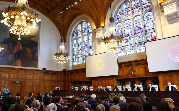 Juízes comparecem a uma audiência na Corte Internacional de Justiça (CIJ) sobre o caso em andamento referente à ocupação de territórios palestinos por Israel, em Haia, Holanda - 28 de abril de 2025