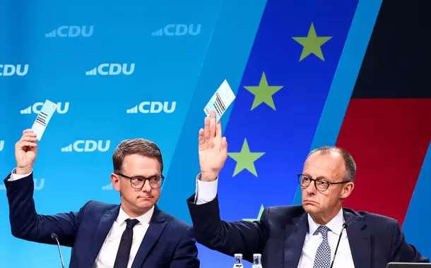 O líder do partido União Democrata Cristã (CDU), Friedrich Merz, e o secretário-geral da CDU, Carsten Linnemann, participam de uma conferência do partido CDU para assinar formalmente um acordo de coalizão alcançado com os sociais-democratas, em Berlim, Alemanha, em 28 de abril de 2025