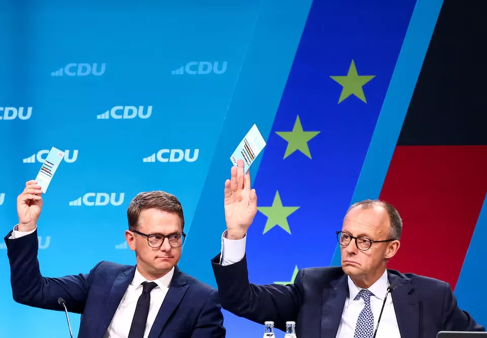 O líder do partido União Democrata Cristã (CDU), Friedrich Merz, e o secretário-geral da CDU, Carsten Linnemann, participam de uma conferência do partido CDU para assinar formalmente um acordo de coalizão alcançado com os sociais-democratas, em Berlim, Alemanha, em 28 de abril de 2025