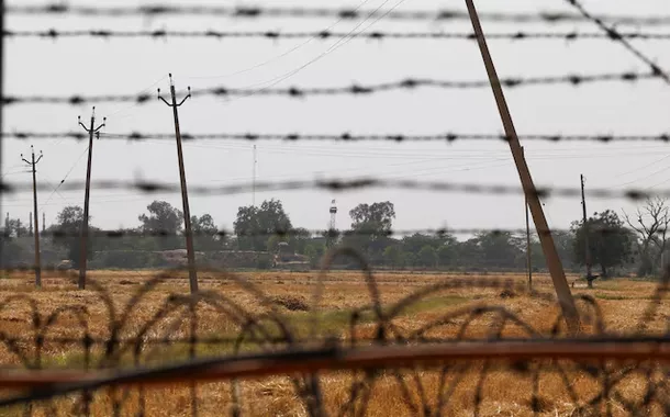Uma bandeira do Paquistão é vista no Posto dos Guardas Florestais do Paquistão, perto da fronteira Attari-Wagah, perto de Amritsar, Índia, em 26 de abril de 2025. A Índia suspendeu os serviços de visto para cidadãos paquistaneses "com efeito imediato" após um ataque a turistas perto de Pahalgam, no sul da Caxemira