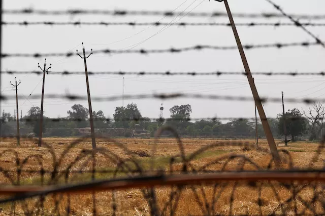 Uma bandeira do Paquistão é vista no Posto dos Guardas Florestais do Paquistão, perto da fronteira Attari-Wagah, perto de Amritsar, Índia, em 26 de abril de 2025. A Índia suspendeu os serviços de visto para cidadãos paquistaneses "com efeito imediato" após um ataque a turistas perto de Pahalgam, no sul da Caxemira