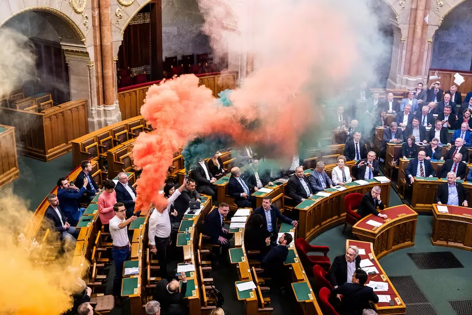 Uma visão geral do parlamento húngaro enquanto vota um projeto de lei que proibiria a Marcha do Orgulho LGBTQ+ e imporia multas aos organizadores e participantes do evento em Budapeste, Hungria, em 18 de março de 2025