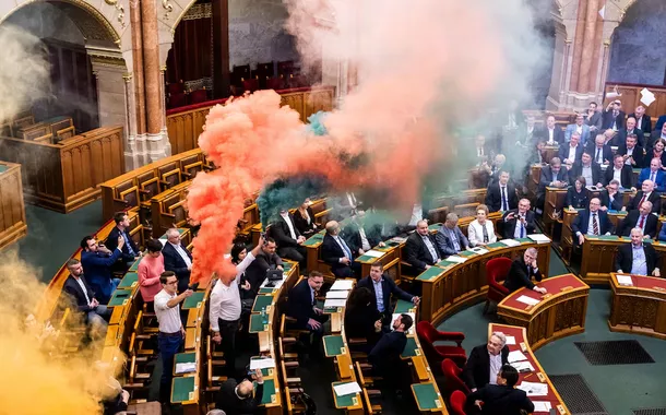 Uma visão geral do parlamento húngaro enquanto vota um projeto de lei que proibiria a Marcha do Orgulho LGBTQ+ e imporia multas aos organizadores e participantes do evento em Budapeste, Hungria, em 18 de março de 2025