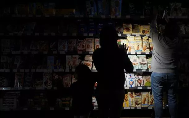Pessoas usam celulares e lanternas para comprar mantimentos dentro do supermercado durante o apagão em Barcelona
28/04/2025
