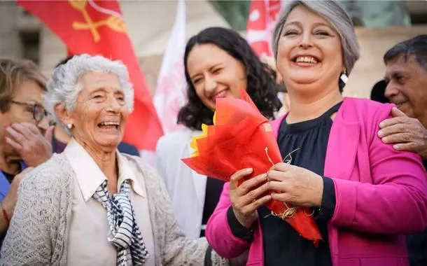 Jeanette Jara (dir.), candidata do PC do Chile nas primárias presidenciais