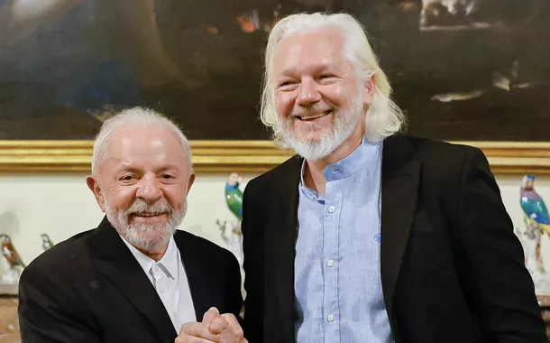 Lula celebra encontro com Julian Assange em Roma e o aponta como herói da liberdade de expressão