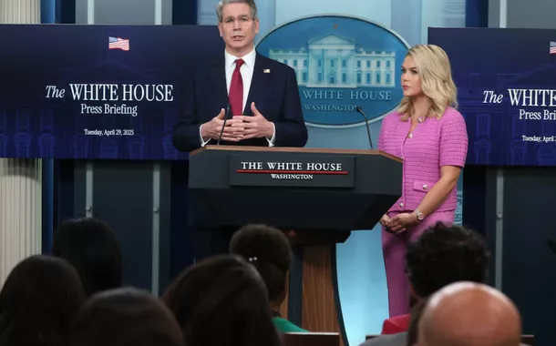 O secretário do Tesouro dos EUA, Scott Bessent, responde a perguntas da secretária de imprensa da Casa Branca, Karoline Leavitt, durante uma coletiva de imprensa na Casa Branca, em Washington, EUA, em 29 de abril de 2025
