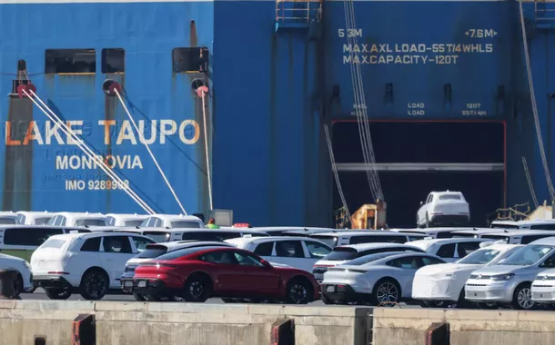 EUA: empresa de correios UPS demite 20 mil e GM suspende previsão anual por causa das tarifas de Trump