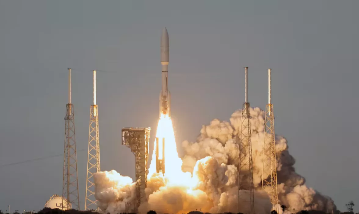 Um foguete Atlas V da United Launch Alliance decola carregando os satélites da rede de internet do Projeto Kuiper da Amazon da Estação da Força Espacial de Cabo Canaveral em Cabo Canaveral, Flórida, EUA, 28 de abril de 2025