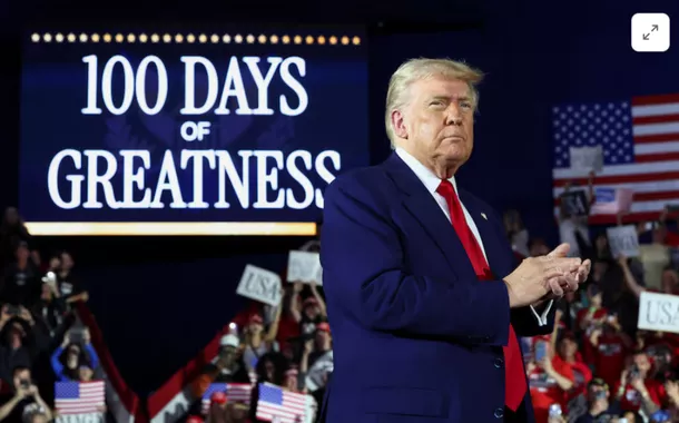 Trump celebra 100 dias de governo destacando ataque a imigrantes e promessas de retomada econômica
