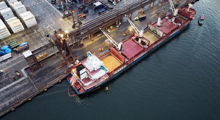 Navio atracado em Paranaguá
