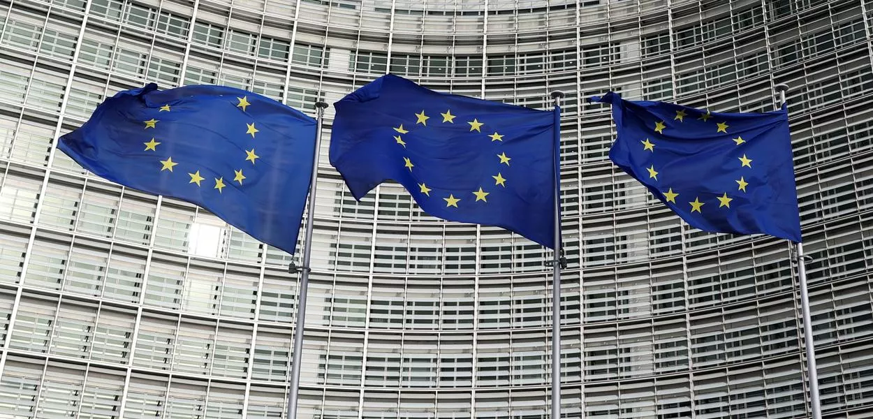 Bandeiras da União Europeia na sede da Comissão Europeia em Bruxelas - 08/11/2023
