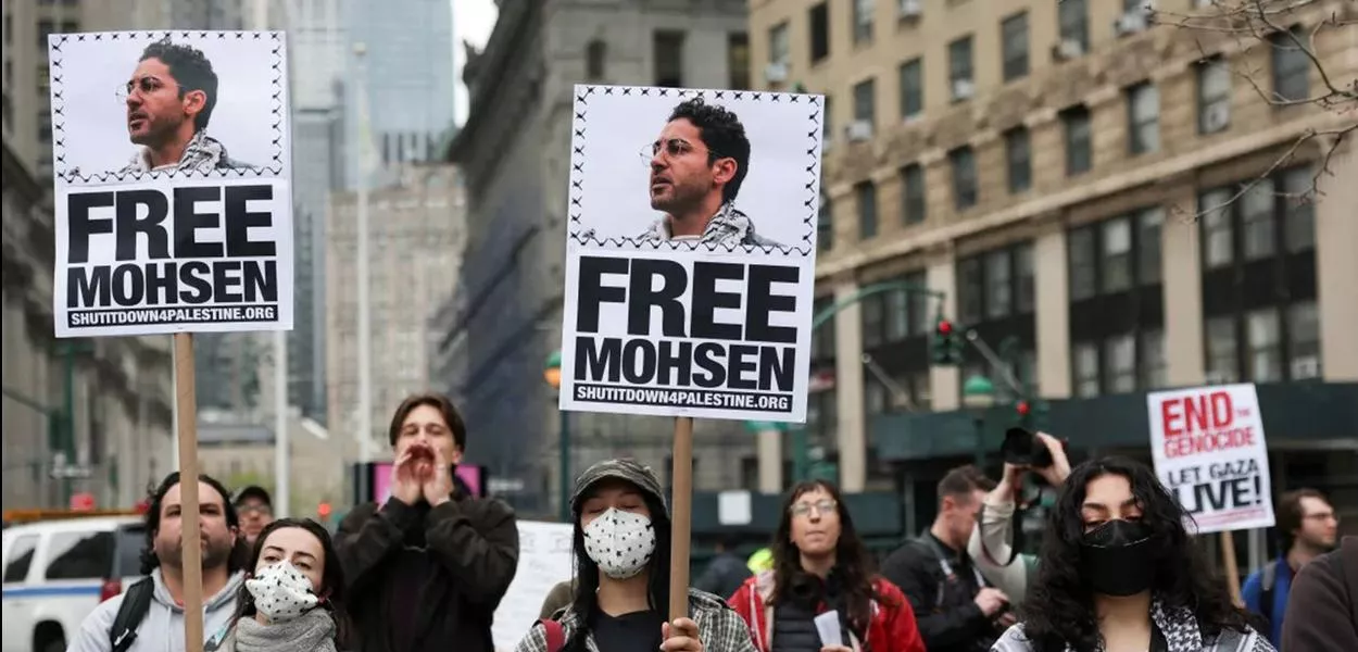 Manifestantes pedem liberdade de Mohsen Mahdawi