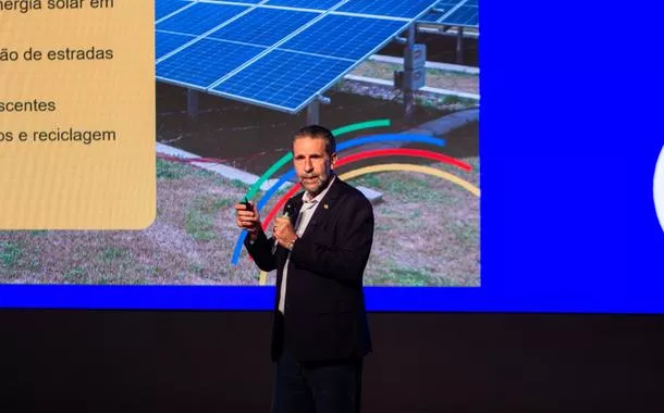 Enio Verri durante apresentação no II Emupar.