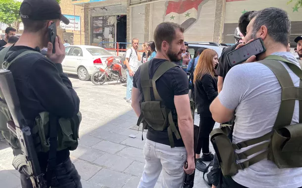 Homens drusos armados em um posto de controle em Jaramana, sudeste de Damasco, Síria, 29 de abril de 2025
