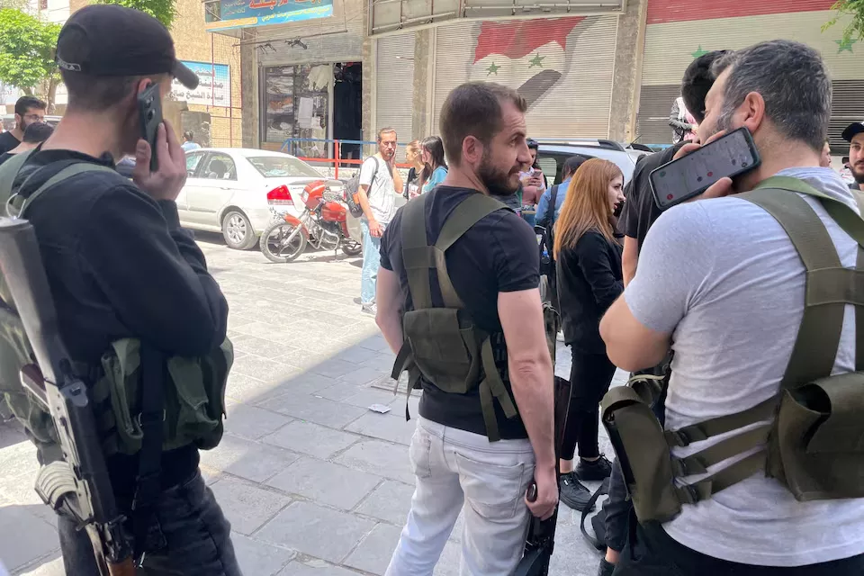 Homens drusos armados em um posto de controle em Jaramana, sudeste de Damasco, Síria, 29 de abril de 2025