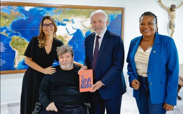 Marcelo Rubens Paiva presenteia Lula e Janja com novo livro do escritor