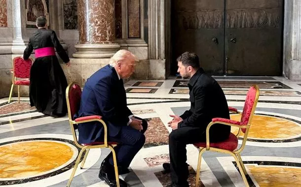 O presidente da Ucrânia, Zelensky, encontra-se com o presidente dos EUA, Trump, no Vaticano
