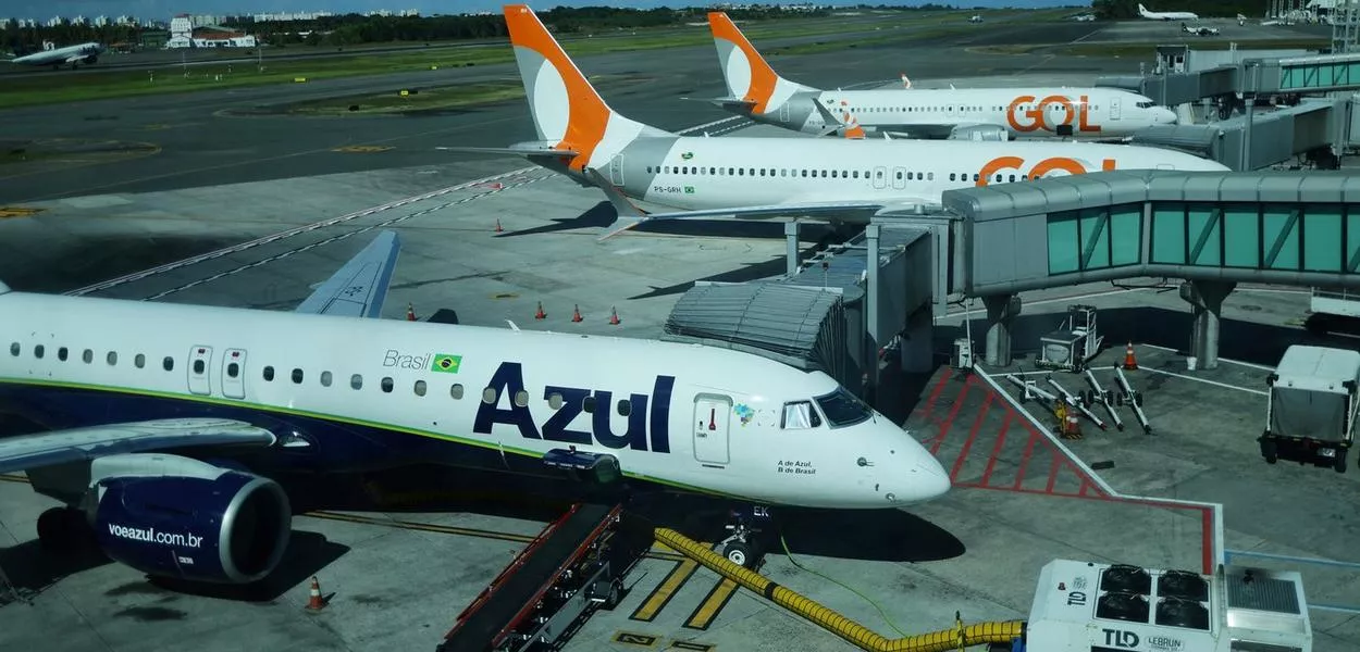 Aviões da Azul e da Gol no aeroporto Luis Eduardo Magalhães, em Salvador - 03/02/2025