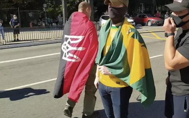 Bandeira de batalhão neonazista ucraniano em manifestação bolsonarista