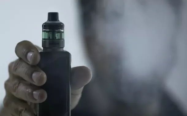 Plataformas devem remover propagandas de cigarros eletrônicos