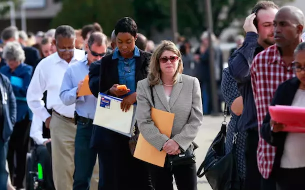 Pessoas esperam na fila para entrar em feira de empregos