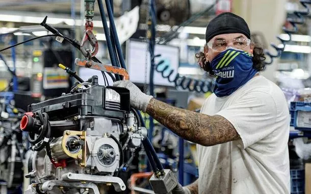 Trabalhador em linha de montagem de fábrica nos Estados Unidos