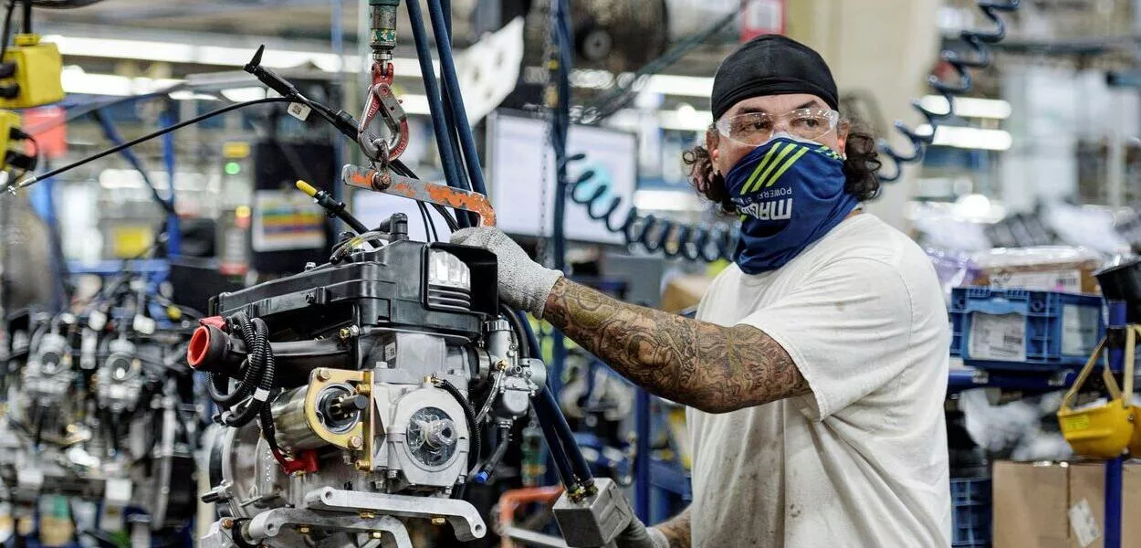 Trabalhador em linha de montagem de fábrica nos Estados Unidos