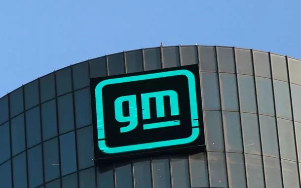 Logo da GM na sede da companhia 


