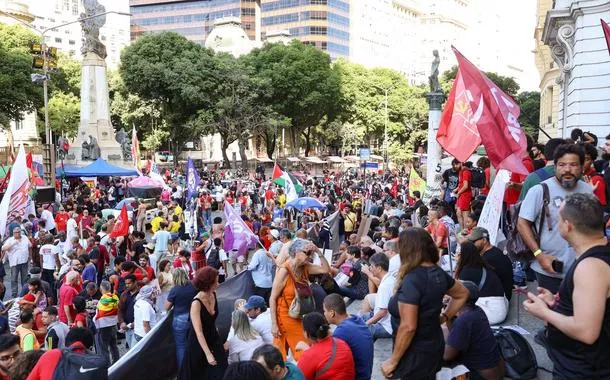 Rio de Janeiro (RJ) - 01/05/2025 - Ato do Dia do Trabalhador pede o fim da escala 6x1 e melhores condições de trabalho e renda, na Cinelândia, no centro da capital fluminense