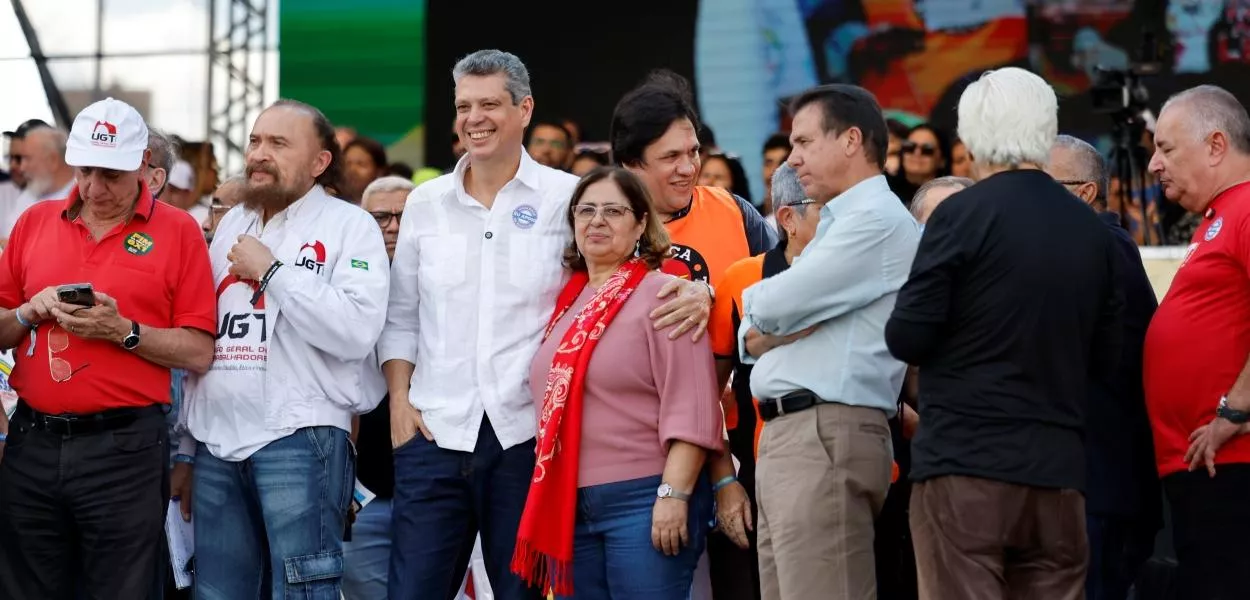 Ministro da Secretaria-Geral da Presidência da República, Márcio Macêdo, ministra das mulheres Cida Gonçalves e o ministro do Trabalho, Luiz Marinho, durante ato do dia 1º de Maio das Centrais Sindicais, na Praça Campo de Bagatelle