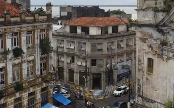 O casarão está localizado na avenida 15 de Novembro com a travessa Frutuoso Guimarães, na Praça das Mercês. 