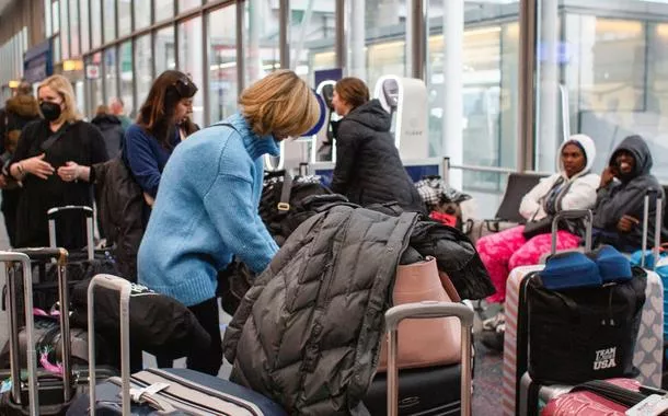 Passageiros aguardam embarque em aeroporto
