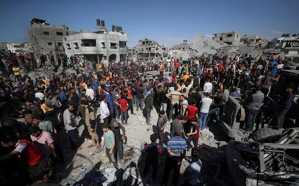 Palestinos procuram vítimas no local de um ataque israelense contra uma casa em Jabalia, no norte da Faixa de Gaza
