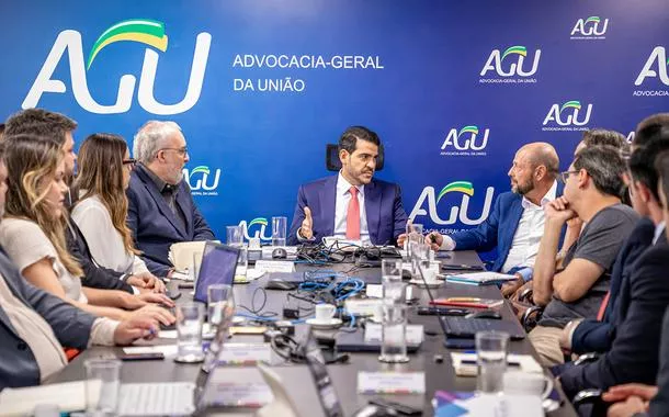Jorge Messias (ao centro, na foto) com outras lideranças