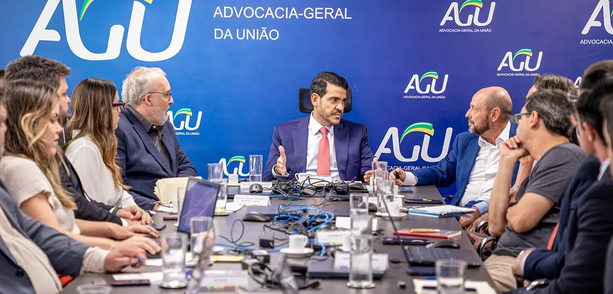 Advogado-geral da União, Jorge Messias (ao centro, na foto), com outras lideranças