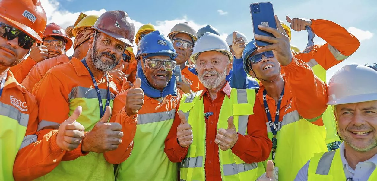 Presidente Lula com trabalhadores da Nova Dutra. Só em 2024, a renda real do trabalho da metade mais pobre do país cresceu 10,7%.