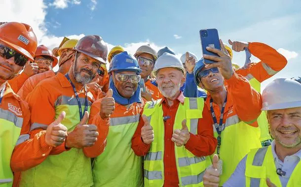 Presidente Lula com trabalhadores da Nova Dutra. Só em 2024, a renda real do trabalho da metade mais pobre do país cresceu 10,7%.
