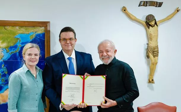 Presidente da República, Luiz Inácio Lula da Silva, acompanhado da Ministra da Secretaria de Relações Institucionais, Gleisi Hoffmann dá posse a Wolney Queiroz Maciel como Ministro de Estado da Previdência Social.
Palácio do Planalto.

Foto: Ricardo Stuckert / PR