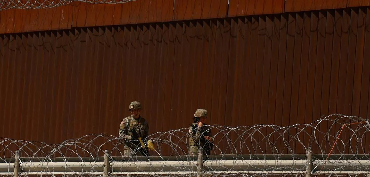 Soldados da Guarda Nacional do Texas perto do muro da fronteira entre os EUA e o México, visto de Ciudad Juarez, México