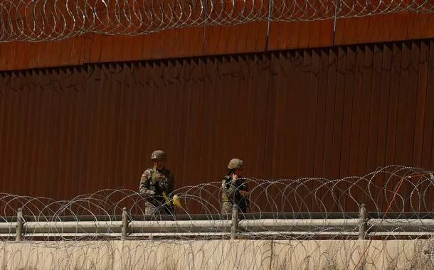 Soldados da Guarda Nacional do Texas perto do muro da fronteira entre os EUA e o México, visto de Ciudad Juarez, México
11/03/2025
